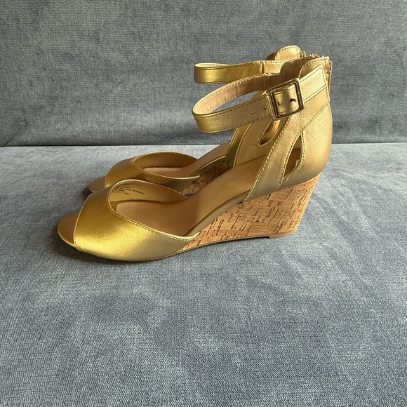 Liz Claiborne Womens Octavia Sandals 9.5 Gold Wedge Ankle Strap Cork New Open - Picture 6 of 10